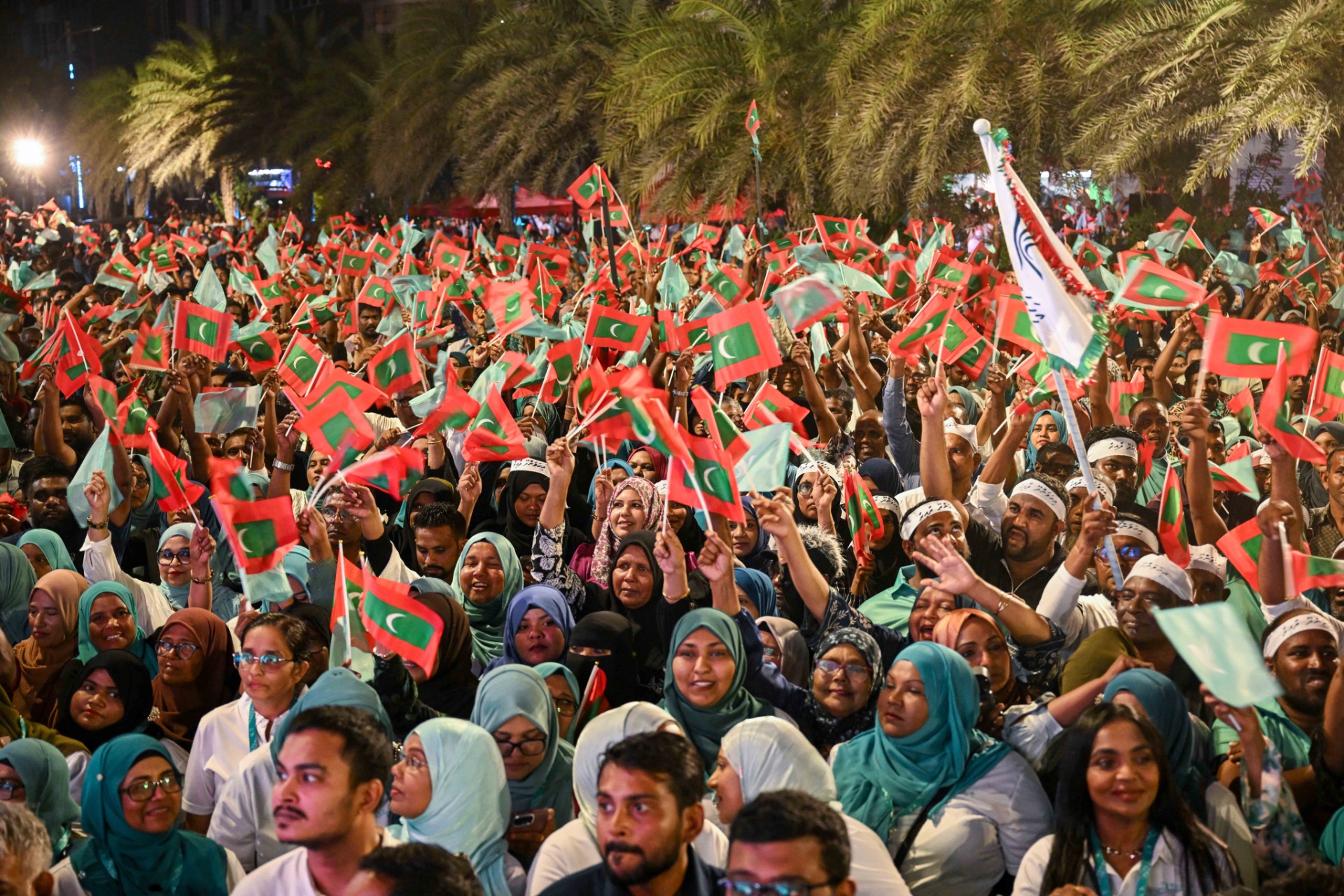 ޕީއެންސީގެ ޖަލްސާއެއްގައި ދިވެހި ދިދައާއި ޕާޓީ ދިދަ ހޫރުވަމުންދާ ސަޕޯޓަރުން
